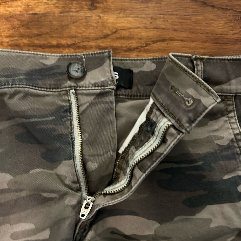 Camp Mid Rise Shorts - Picture 3 of 6